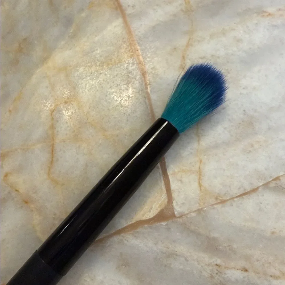 Eye Blending Brush - Black Handle with Blue Bristles